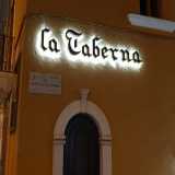 L�ultima tappa del nostro viaggio � Carbonara, quartiere a sud di Bari, dove si trova �La Taberna�, presente dagli anni 50 in via Ospedale di Venere, nei pressi dell�omonimo ospedale. 

Foto di www.insegneluminoseabari.it
